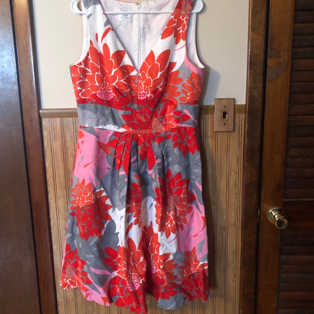 V neck sleeveless dress.